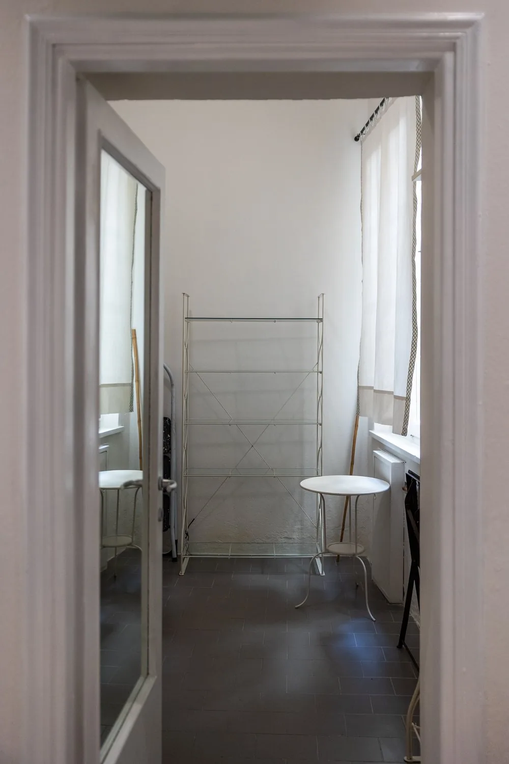 Il magazzino, con scaffalature, tavolino e finestra