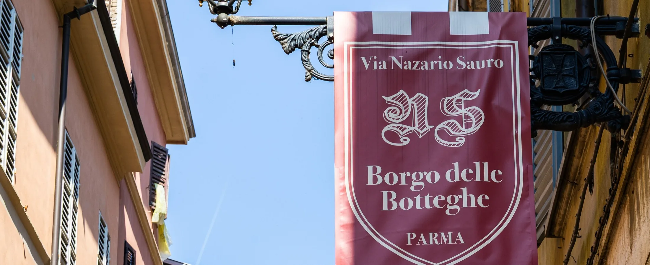 Lo stendardo del Borgo delle Botteghe appeso in via Nazario Sauro