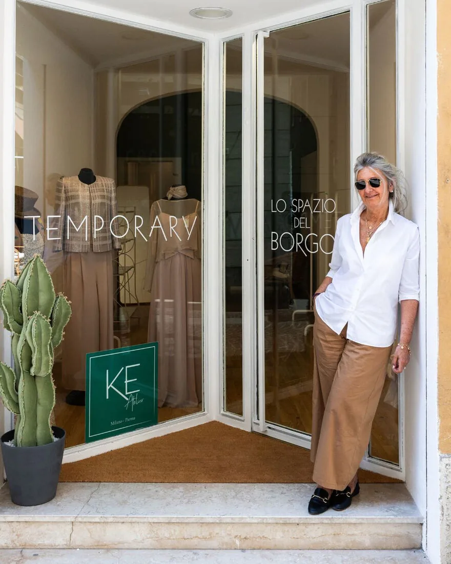 La proprietaria davanti alla vetrina