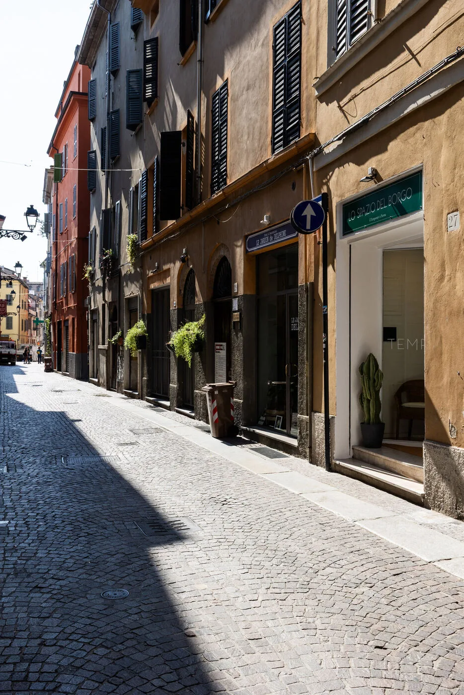 La via acciottolata del Borgo delle Botteghe